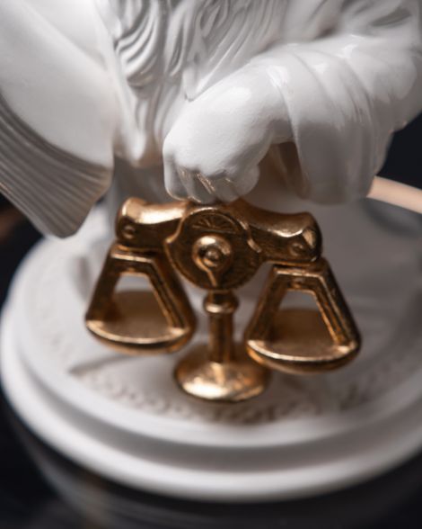 Statuette “Libra with Gold”