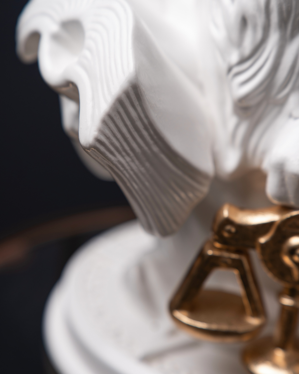 Statuette “Libra with Gold”