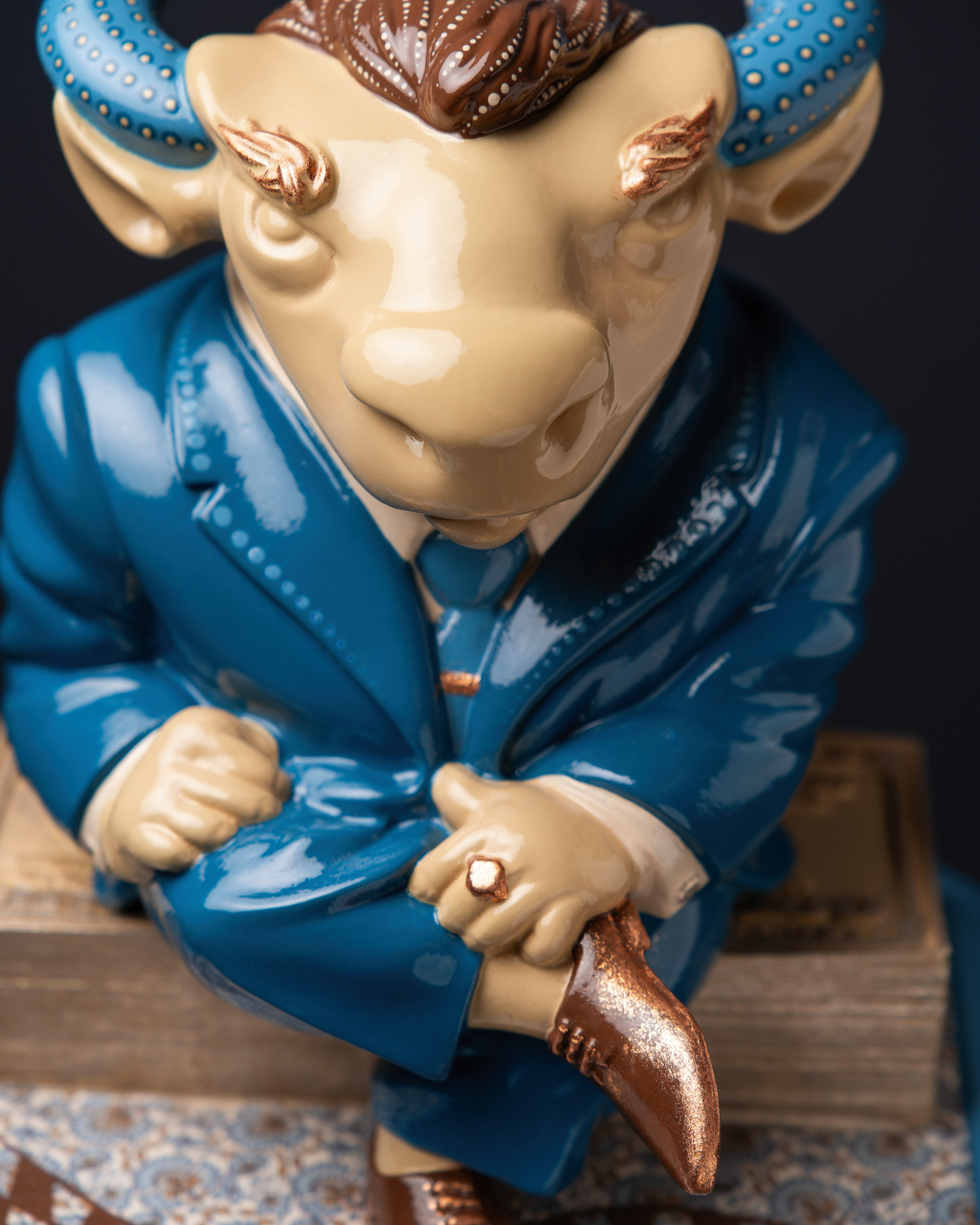 Statuette Taurus – Blue Masquerade